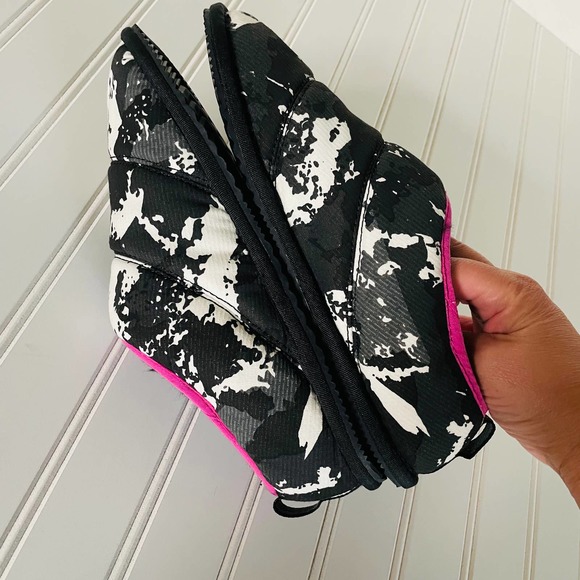 Sorel Women's Black and Pink Slippers GUC - Picture 13 of 14